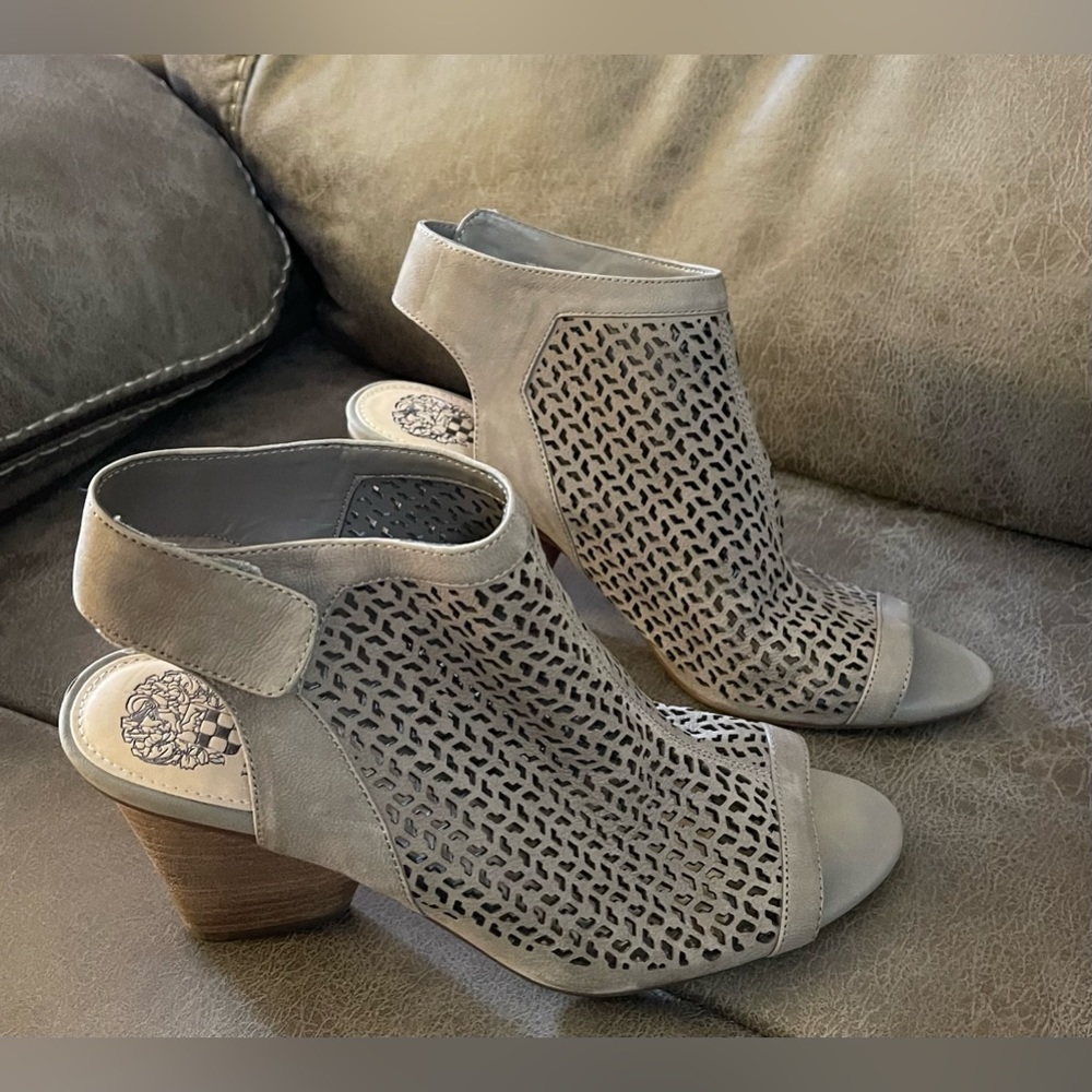 Vince Camuto Womens Dastana Perforated Peep Toe Sandals, Gray/ Size 9 M